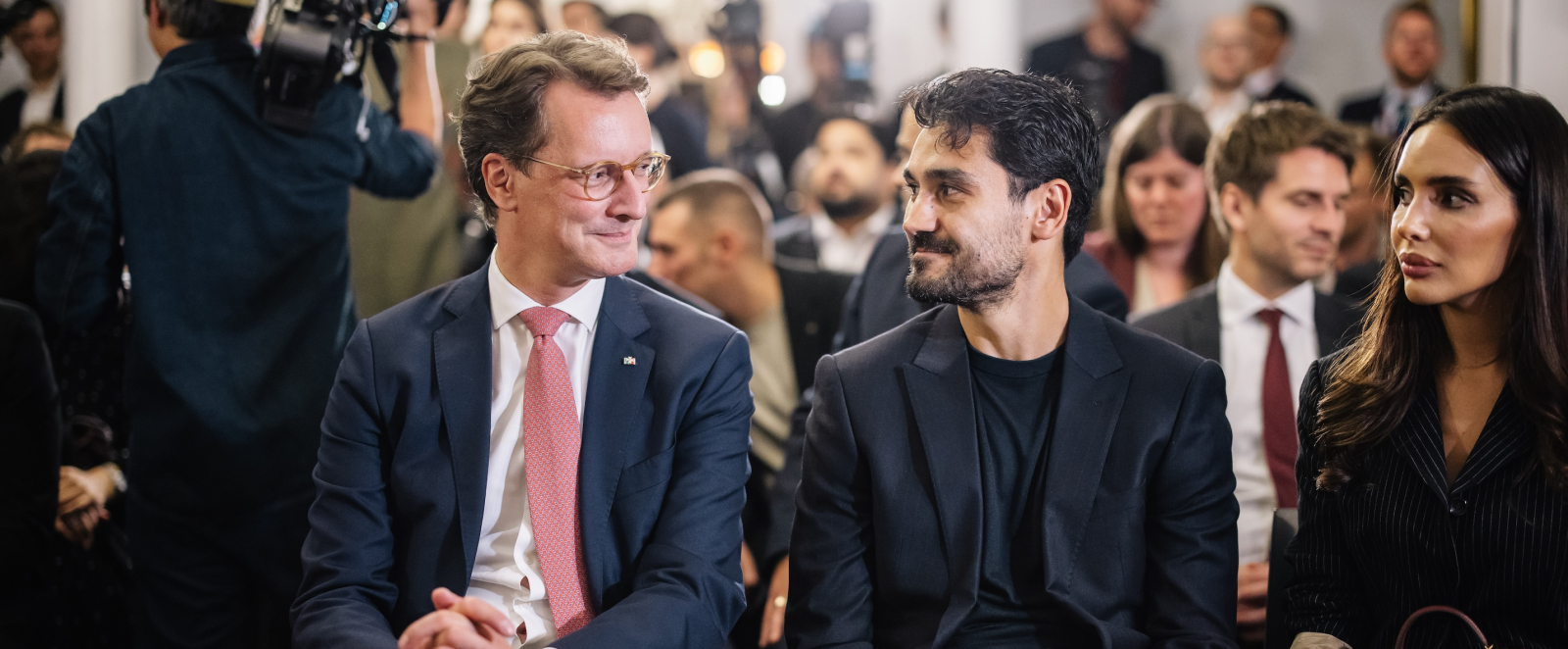 Ministerpräsident Wüst sitzt neben Ilkay Gündogan