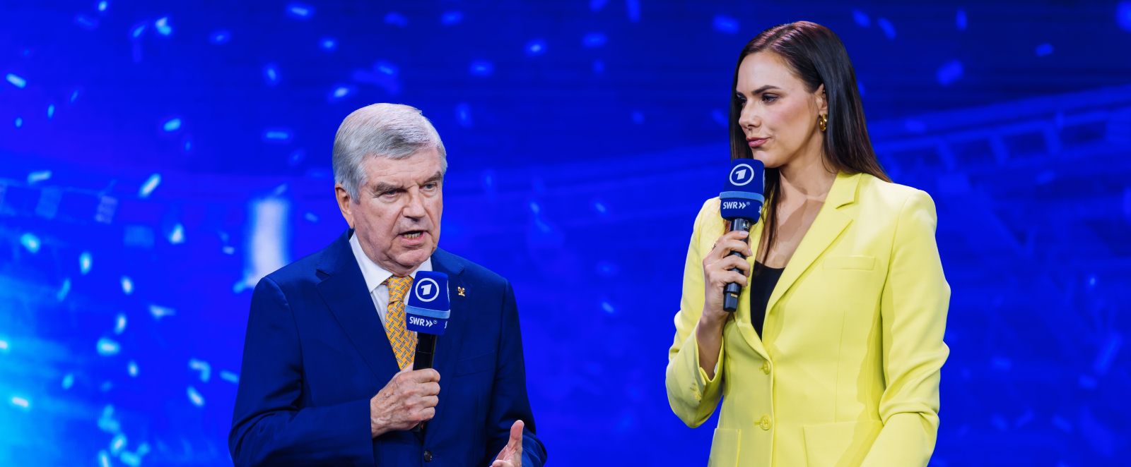 Moderatorin Esther Sedlaczek mit Dr. Thomas Bach