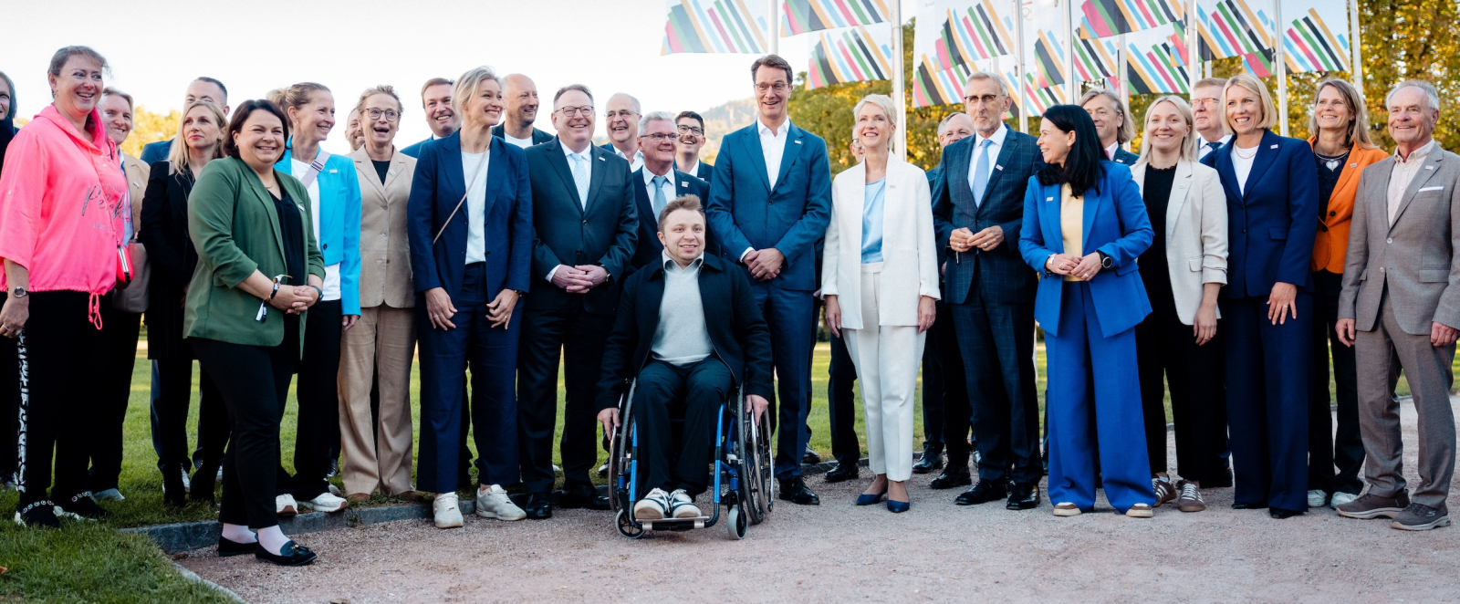 Gruppe von Menschen mit Ministerpräsident Wüst in Baden-Baden