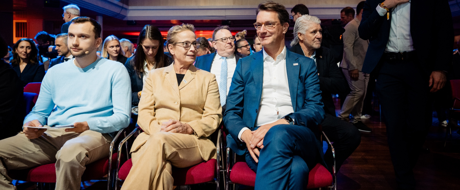 Ministerpräsident Wüst neben Isabell Werth in Baden-Baden