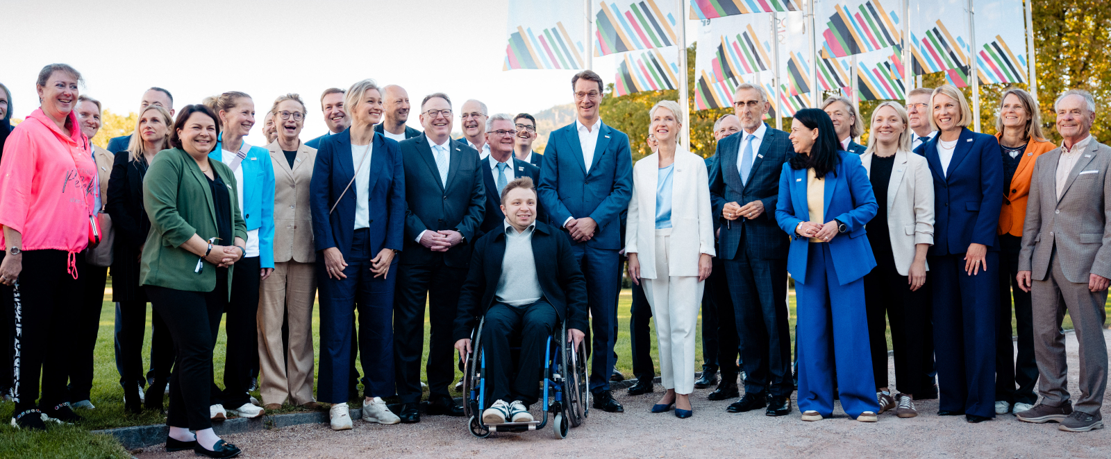 Gruppe von Menschen mit Ministerpräsident Wüst in Baden-Baden