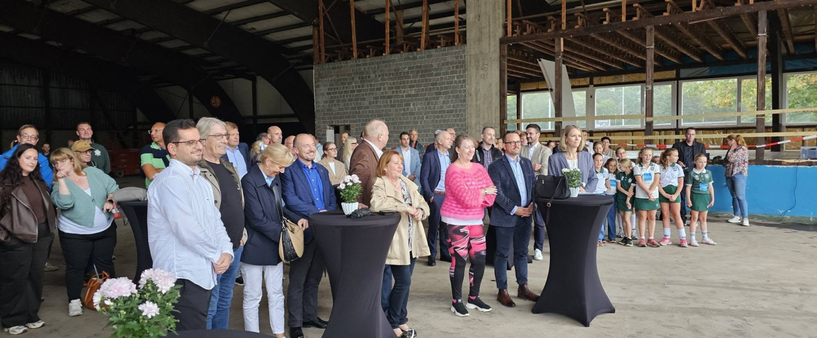 Gruppe von Menschen, darunter Andrea Milz, bei der Grundsteinlegung