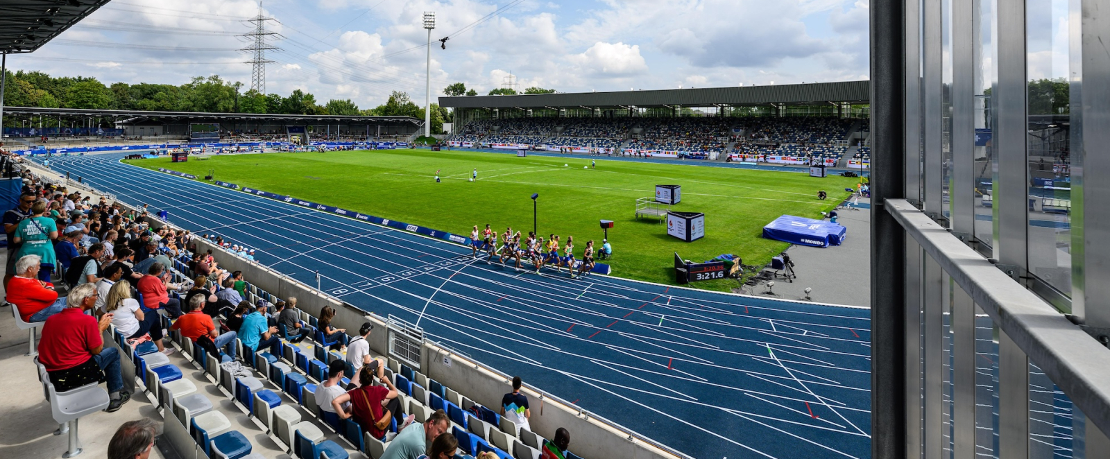 Blick von der Tribüne aus auf die Laufbahn des Lohrheidestadion