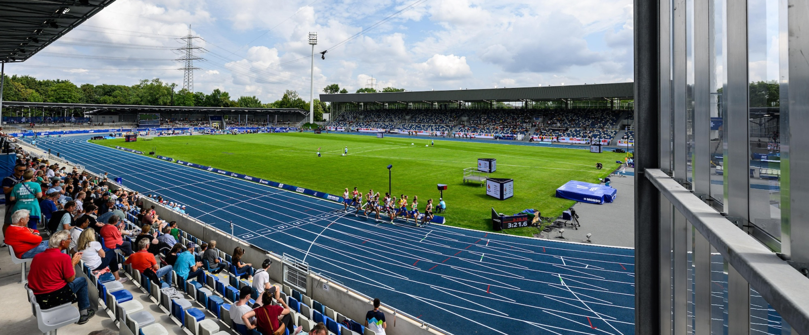 Blick von der Tribüne auf die Laufbahn des Lohrheidestadions