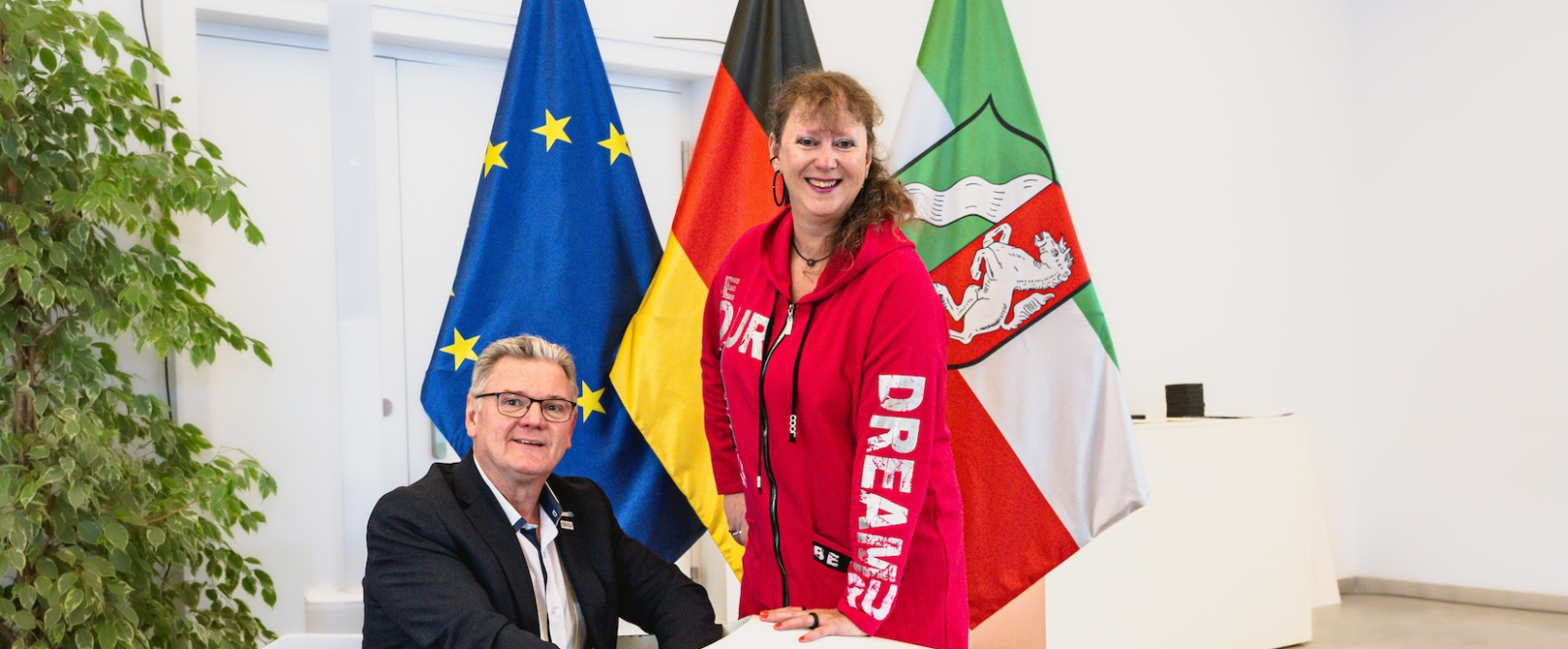 Stefan Klett und Andrea Milz in einem Innenraum vor einem weißen Bob