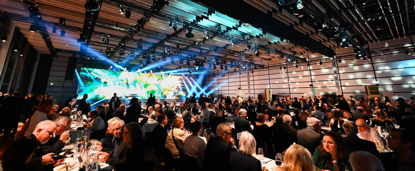 Blick vom Zuschauerbereich auf die Bühne beim felix award