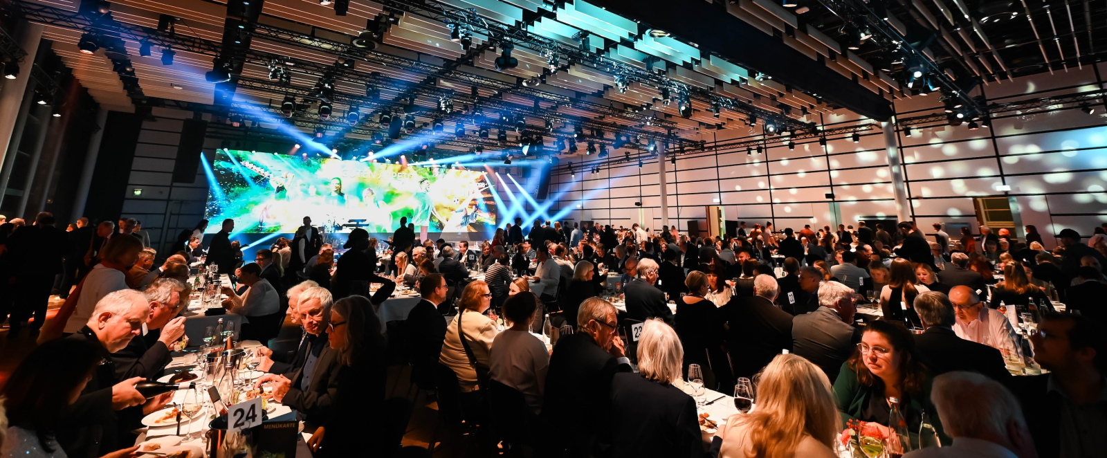 Blick vom Zuschauerbereich auf die Bühne beim felix award