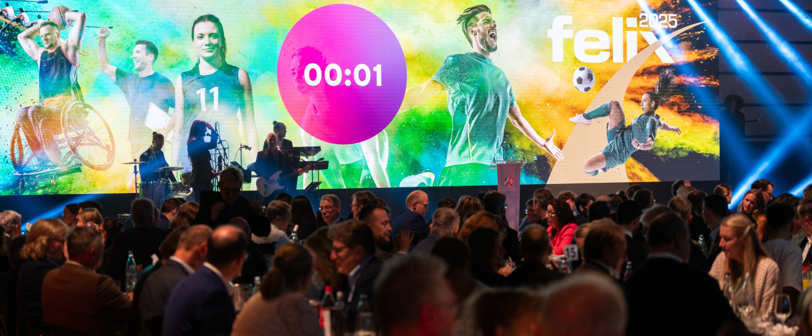 Innenraum beim felix award mit Publikum im Vordergrund und Bühnenbild mit Timer in pink in der Mitte