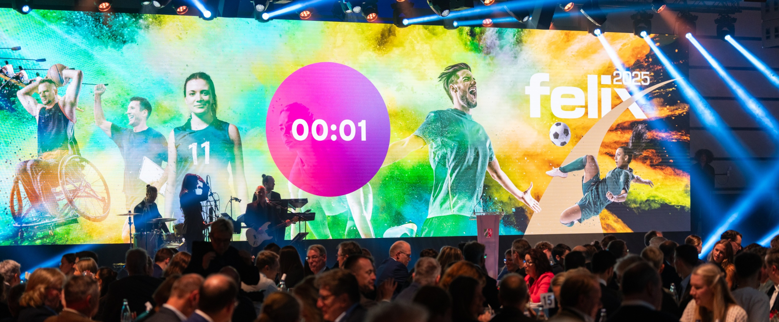 Innenraum beim felix award mit Publikum im Vordergrund und Bühnenbild mit Timer in pink in der Mitte