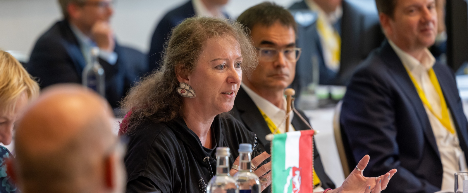 Andrea Milz bei einer Konferenz an einem Tisch