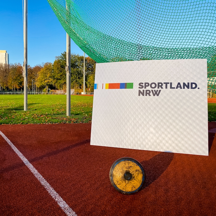 Sportland.NRW Logo auf Sportanlage