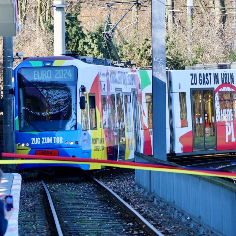 einfahrende Straßenbahn mit Beklebung zur Euro 2024