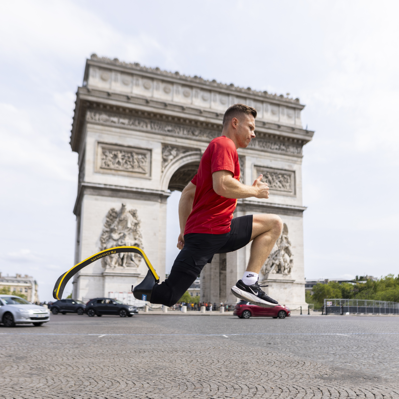 Markus Rehm vor dem Arc de Triomphe