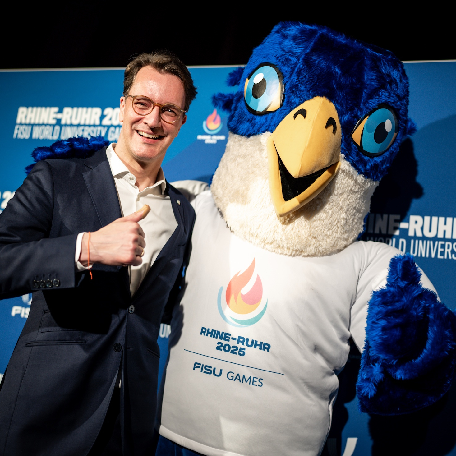 Wüst und das Maskottchen