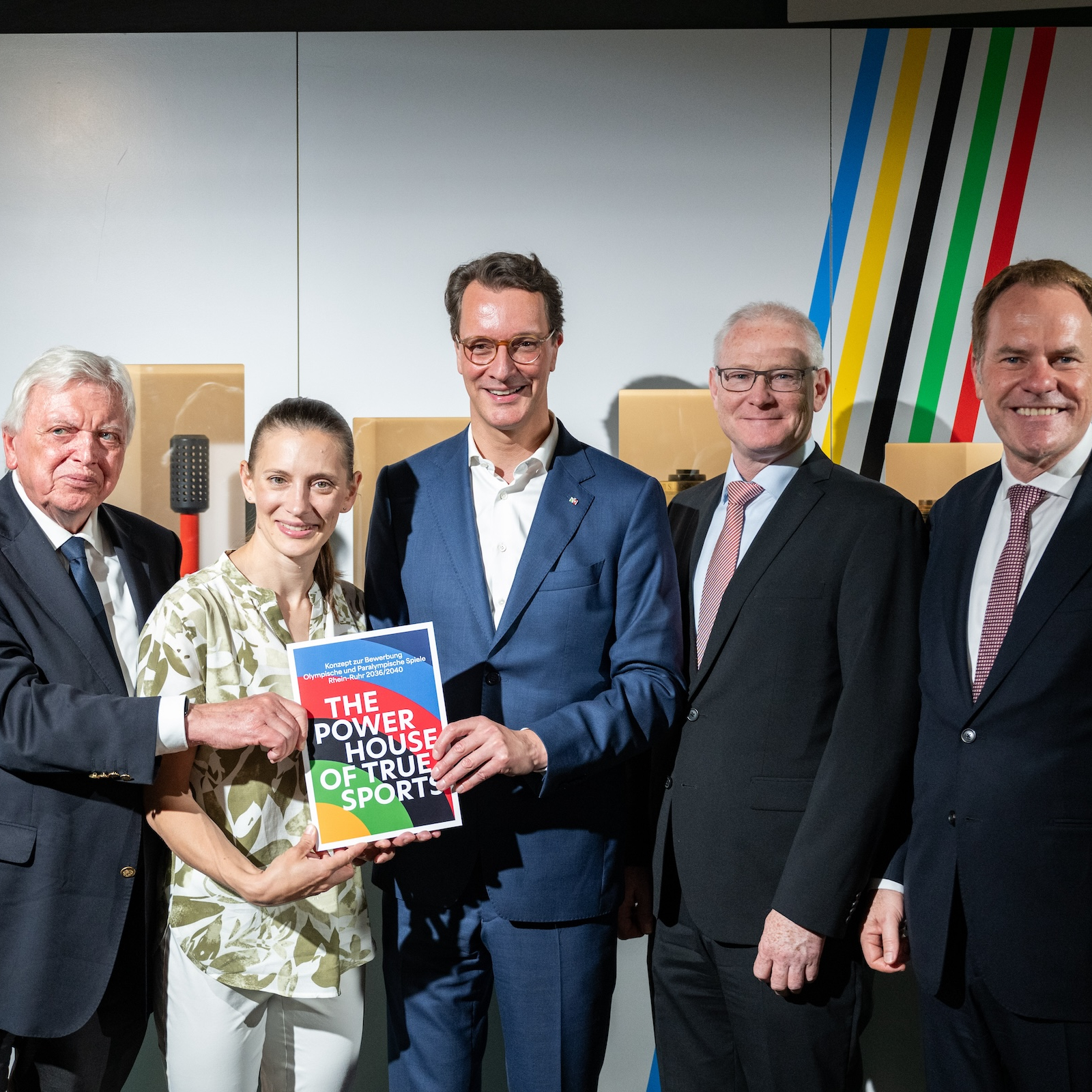 Ministerpräsident Hendrik Wüst bei der Übergabe des Konzepts