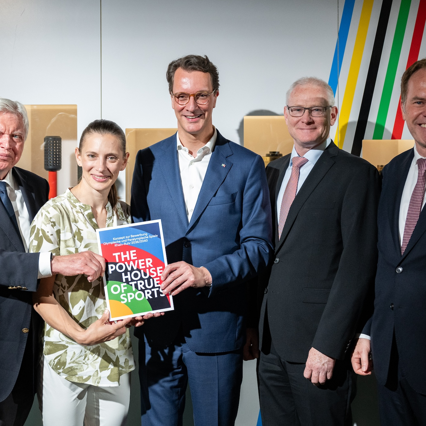 Ministerpräsident Hendrik Wüst bei der Übergabe des Konzepts