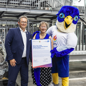 adh-Präsident Förster mit Andrea Milz und Maskottchen