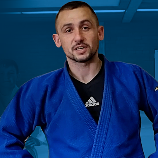 Foto von Dimitrij Zajcev vor blauem Hintergrund