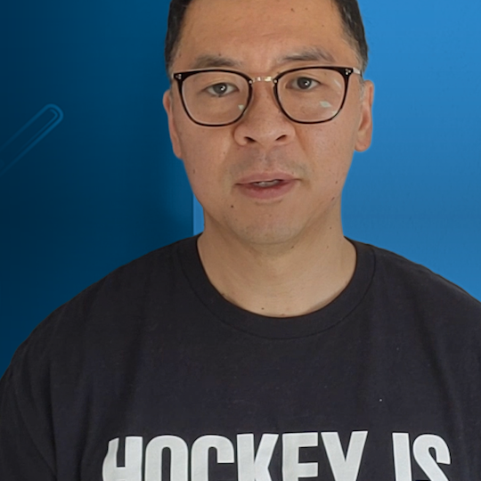 Portraitfoto von Martin Hyun vor blauem Hintergrund