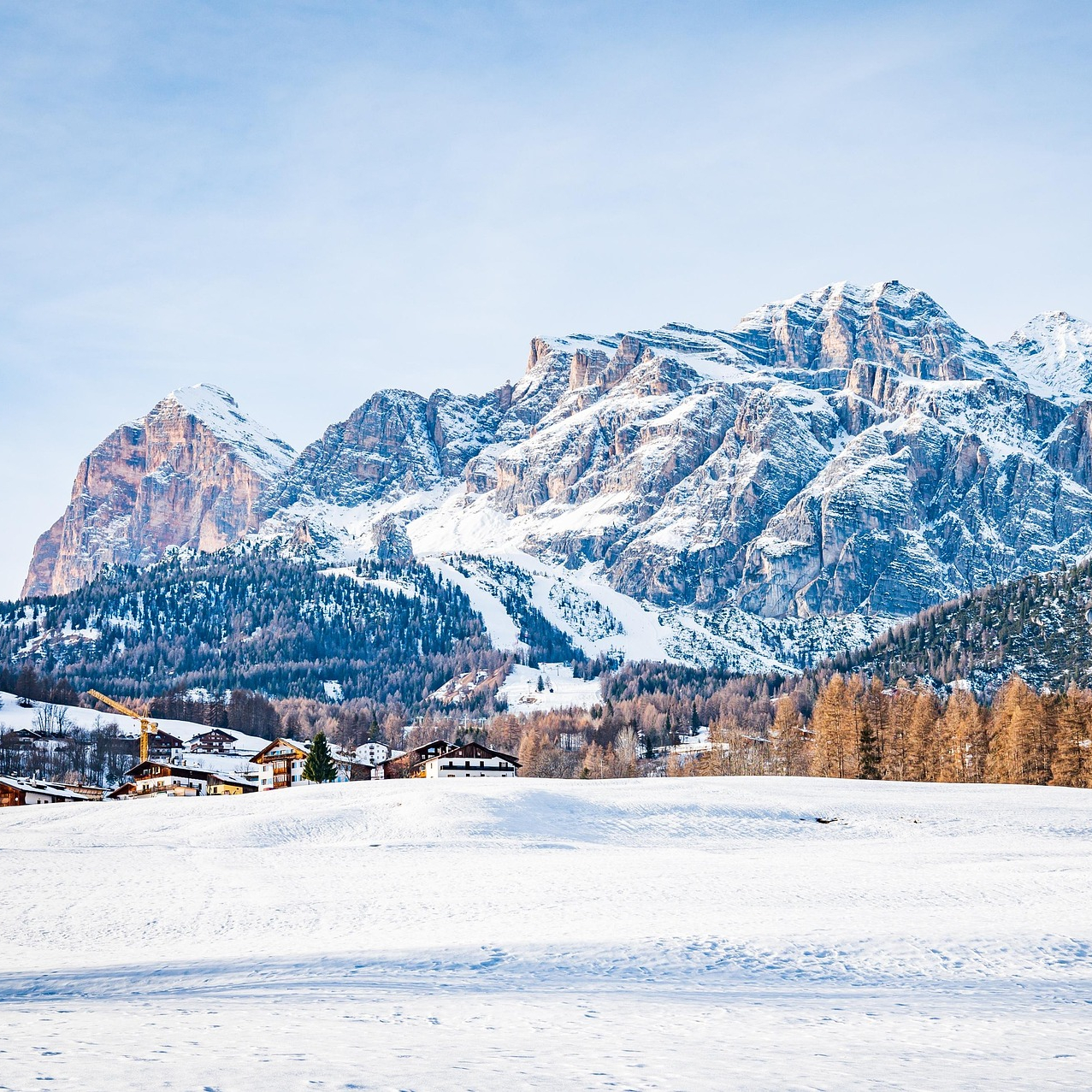 Blick auf Cortina mit Bergen im Hintergrund