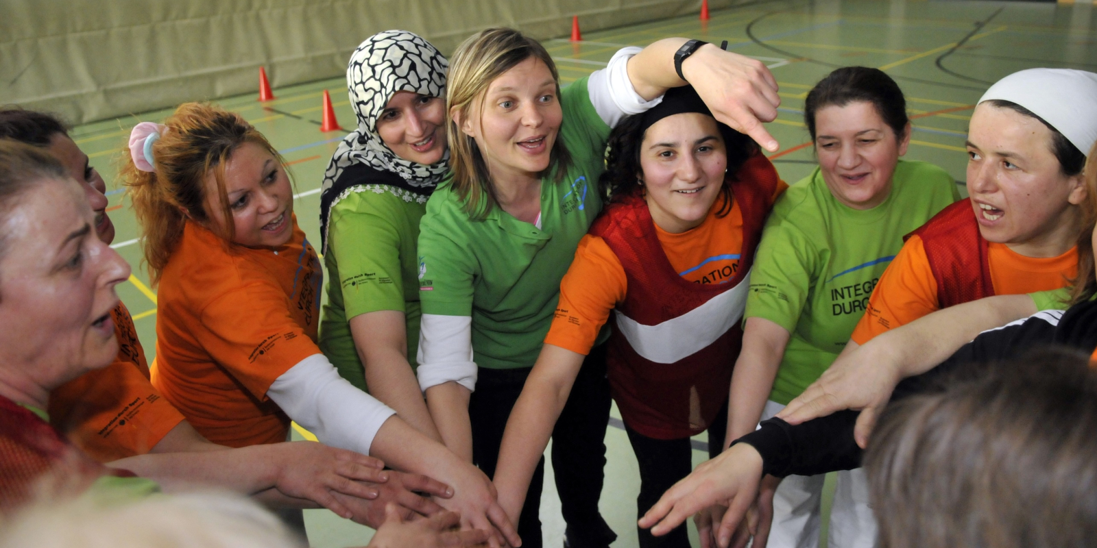Gruppe Frauen in Sporthalle