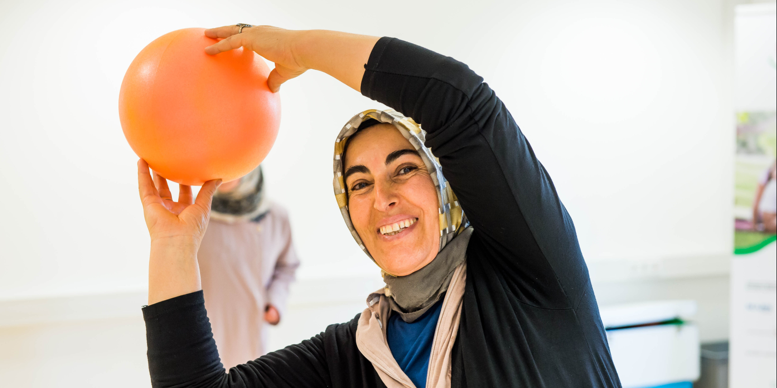 Sportlerin mit Ball in der Hand