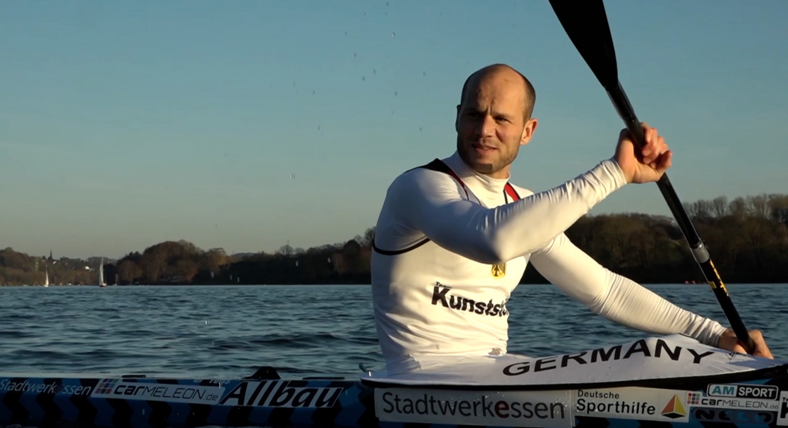 Olympiasieger Max Hoff in einem Kanu auf dem Wasser.