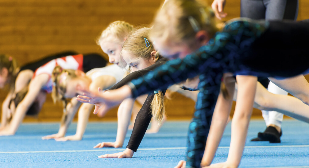 Kinder beim Turntraining