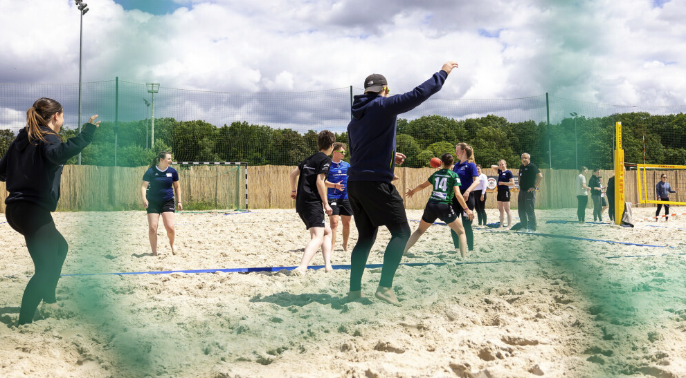 Ein Beachvolleyball-Spiel