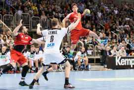 Handballspieler in Aktion beim Torwurf
