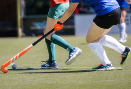 Zwei Feldhockeyspielerinnen in Aktion