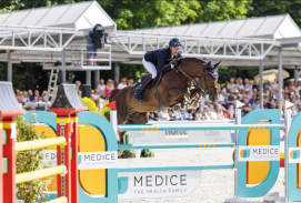Reiter springt mit seinem Pferd über ein Hindernis
