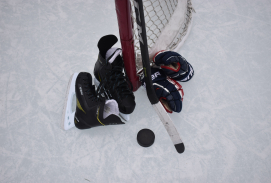 Blick von oben auf eine Eishockey-Ausrüstung an einem Tor auf dem Eis