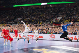 Handballspieler in Aktion vor dem Tor