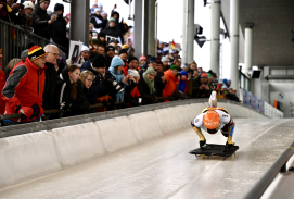 Skeletoni im Eiskanal in Winterberg