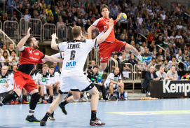 Handballspieler in Aktion vor dem Tor