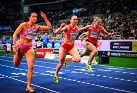 Drei Läuferinnen kommen beim ISTAF Indoor ins Ziel