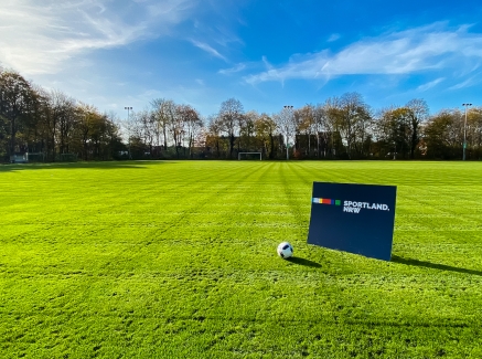 Sportland.NRW Logo auf einer Fußball Sportanlage