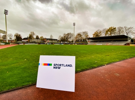 Banner mit Sportland.NRW-Logo in einem Stadion aufgestellt