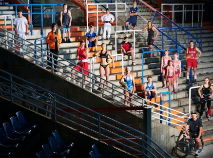 Verschieden Sportler von verschiedenen Sportarten stehen auf einer Stadion Tribüne.