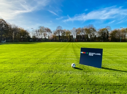 Sportland.NRW-Schild auf Rasen
