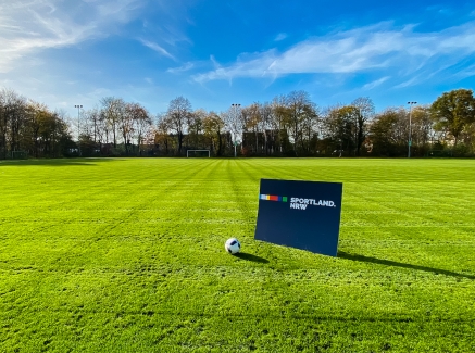 Sportland.NRW-Schild auf Rasenfläche