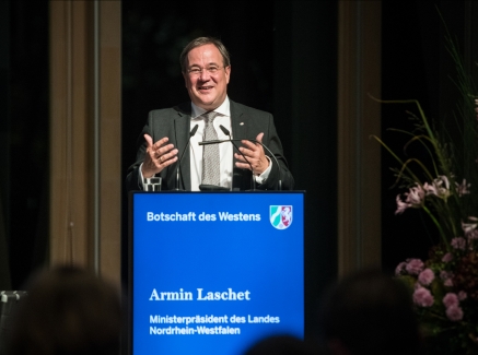 Ministerpräsident Armin Laschet hält eine Rede während er mit beiden Händen gestikuliert.
