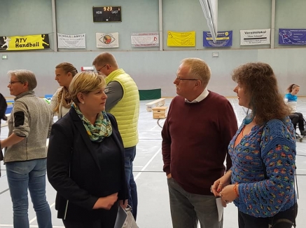 Staatssekretärin Andrea Milz im Gespräch mit Frau Claudia Middendorf und Herrn Reinhard Schneider in der Sporthalle in Dortmund.