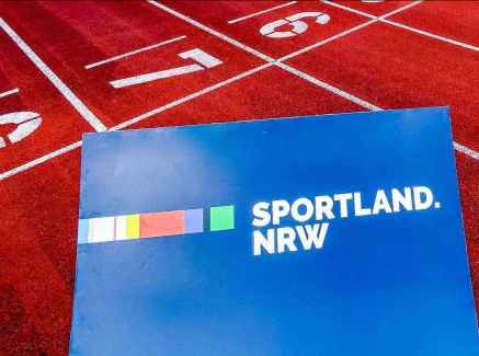 Sportland.NRW Schild auf Tartanbahn