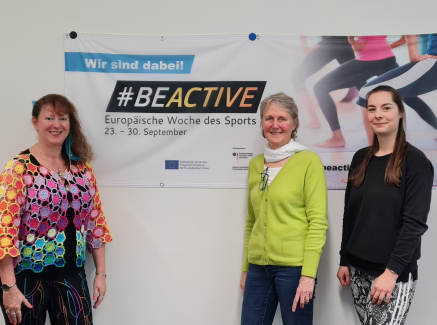 Andrea Milz und zwei Frauen vor dem #BeActive-Banner