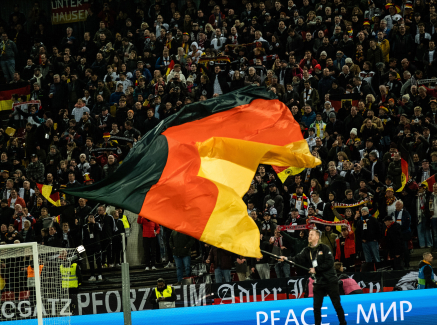 Eine Deutschland-Flagge wird von Fans bei einem Länderspiel präsentiert