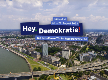 Regierungsviertel Düsseldorf aus der Luft, darüber Schriftzug zum Tag der offenen Tür