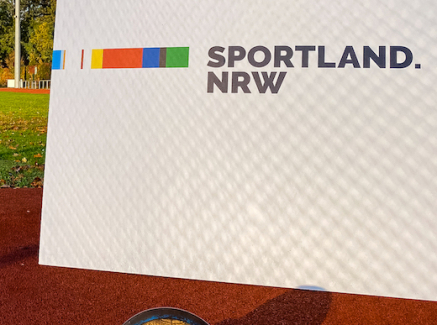Das Sportland.NRW-Logo auf einem Sportplatz