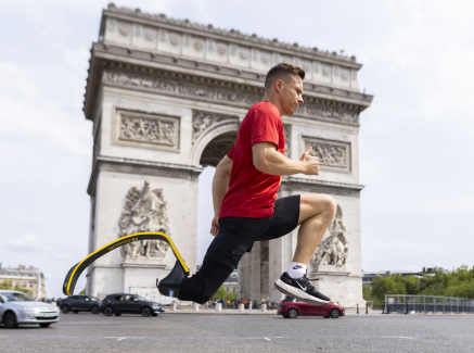 Markus Rehm vor dem Arc de Triomphe